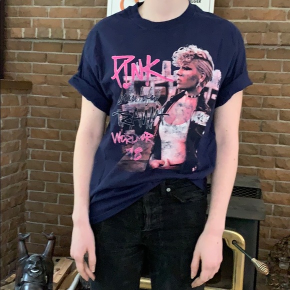 📌 Pink Beautiful Trauma World Tour 2018 T-shirt - Picture 1 of 4